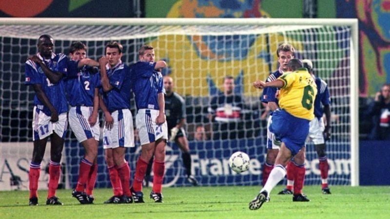 Danh thủ Roberto Carlos là huyền thoại đá phạt trực tiếp